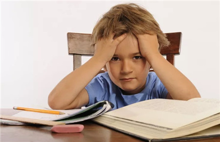 12歲小孩不想上學怎么辦 12歲小孩不想上學怎么辦