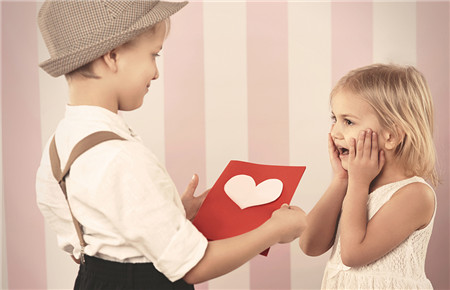 14歲男孩早戀媽媽?xiě)?yīng)該怎么勸解 14歲男孩早戀媽媽?xiě)?yīng)該怎么勸解