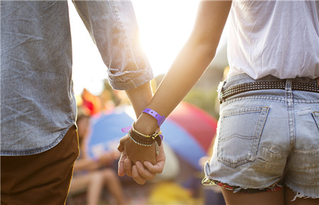 發現14歲的女兒早戀怎么辦 發現14歲的女兒早戀怎么辦