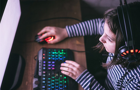 沉迷游戲的孩子也不吃飯 沉迷游戲的孩子也不吃飯