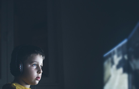 高中男孩不愛和人交流