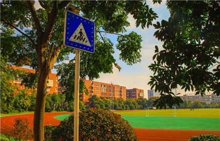 把孩子送到封閉學校好嗎