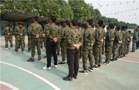 把孩子送到封閉學校好嗎