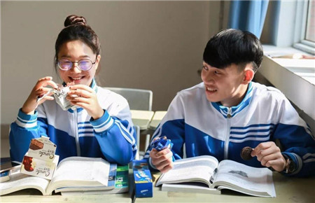 發現初中女孩談戀愛怎么辦 發現初中女孩談戀愛怎么辦