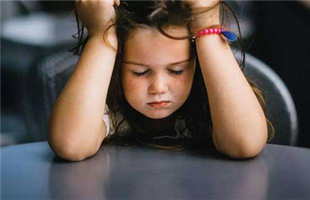 女兒很內向膽小怎么辦 家長千萬不要強迫和指責，試試這幾個方法！