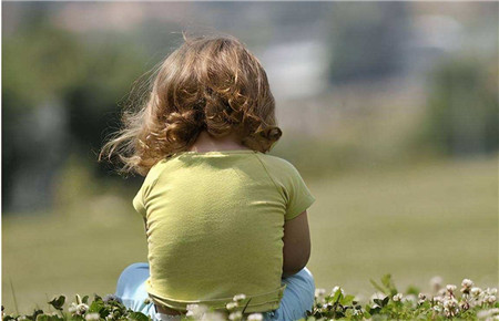 女兒很內向膽小怎么辦 家長千萬不要強迫和指責，試試這幾個方法！