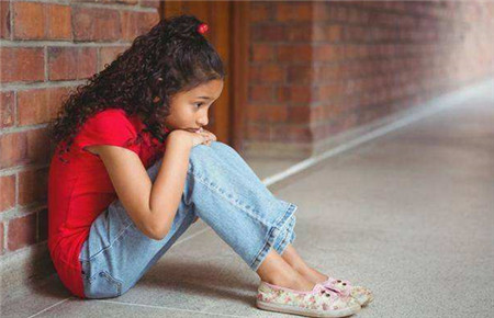 孩子驚恐膽小抑郁