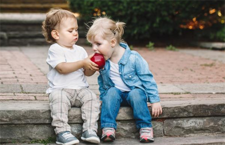 小孩自私自利怎么教育