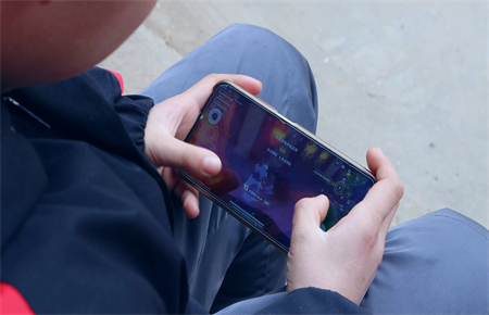 15歲孩子沉迷手機怎么辦 15歲孩子沉迷手機怎么辦