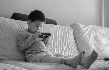 迷戀手機的孩子家長怎么辦 迷戀手機的孩子家長怎么辦