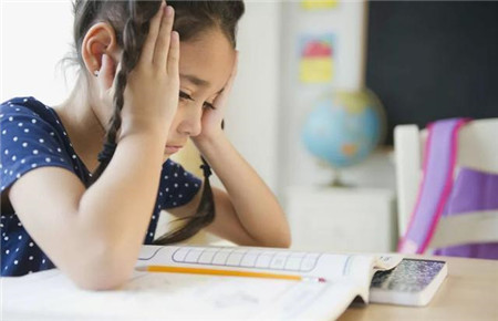 孩子不愛寫作業發呆