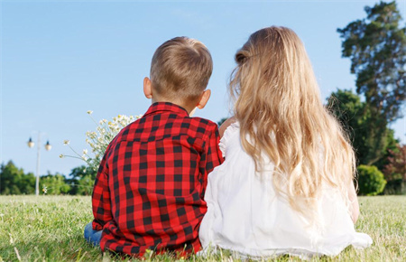 孩子早戀的表現