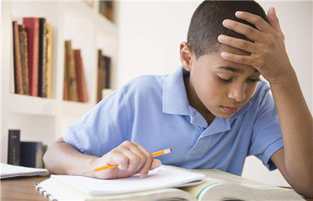 孩子不想上學怎么管教 孩子不想上學怎么管教