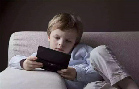 如何教育沉迷游戲的青少年