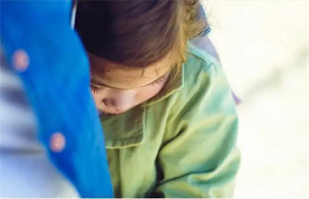 孩子內(nèi)向的原因