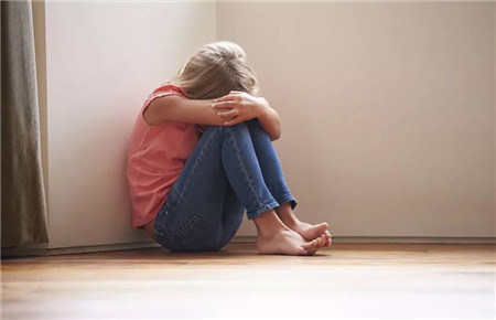 孩子自卑是什么原因?qū)е碌? width=
