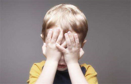 孩子內向的成因 孩子內向的成因