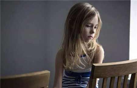 孩子不自信的表現