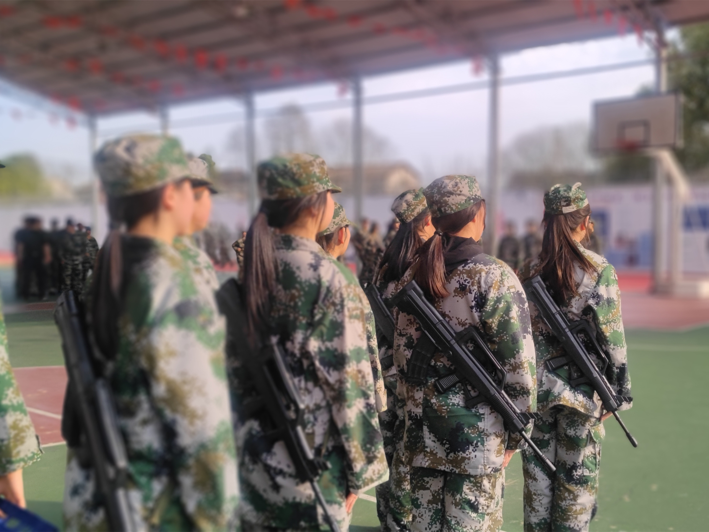 I即使一些父母已經意識到了孩子過多使用電子產品弊大于利，他們采取的也都是極端手段，比如沖到孩子房間里沒收手機、拔掉電腦或游戲機電源，甚至將電子產品直接打爛。這個手段看似方便有效，因為這年頭的孩子好像“除了手機什么都不在乎”。接下來小編就來看看一所專業的廣州戒網癮學校是怎么幫助孩子戒除網癮的，希望能夠幫助到大家。