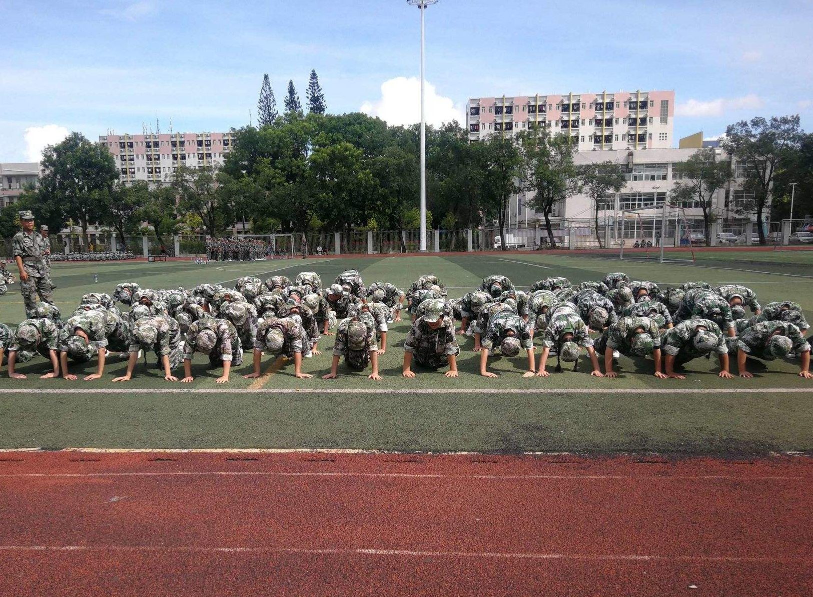 隨著青春期到來，一些孩子身體發育得很快，在激素的影響下，變得肥胖、笨重。家長們既擔心孩子的身體健康，又害怕方式不當，損害孩子的自尊。那么孩子肥胖怎么解決呢？新起點教育網小編與您一起探討。