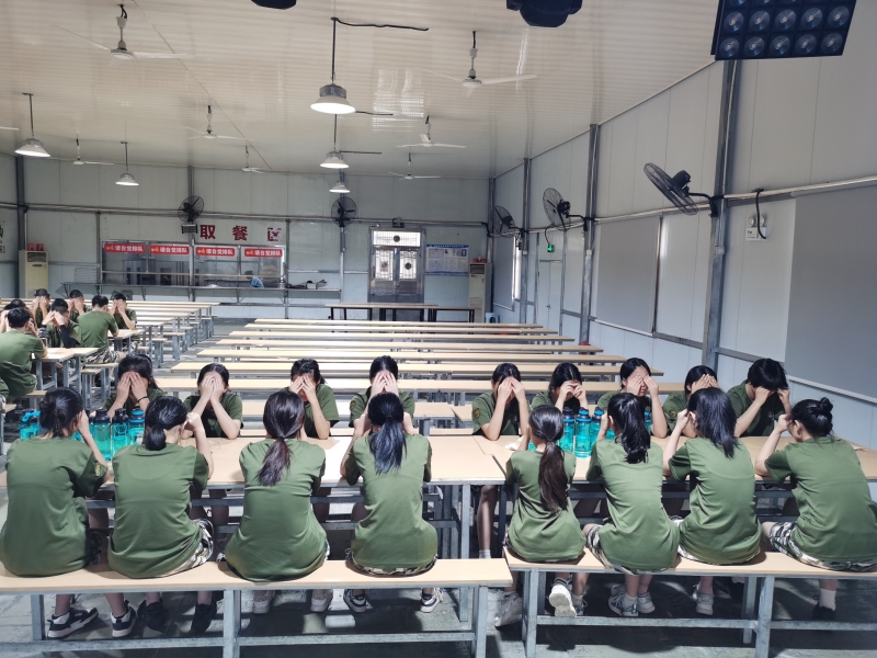 戒網(wǎng)癮學校,封閉式軍事化學校