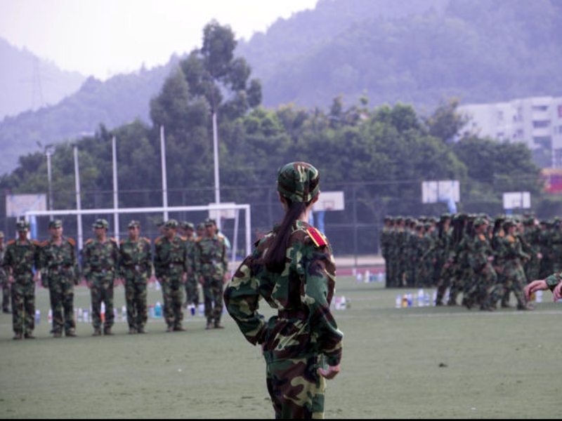 網戀,封閉式軍事化學校