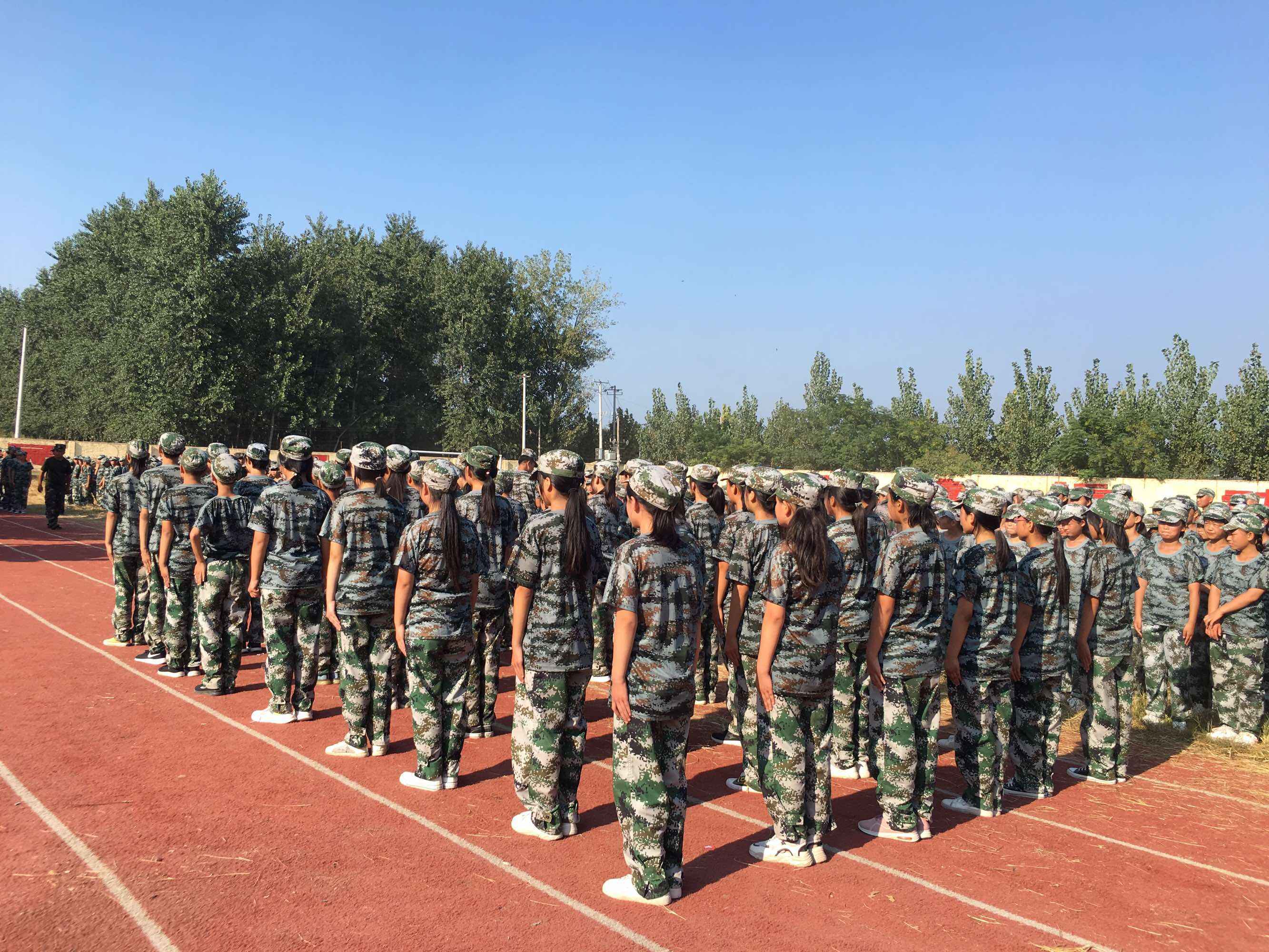 自卑,封閉式軍事化學校