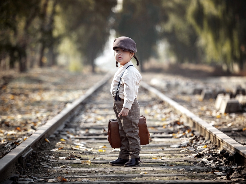 一個性格內(nèi)向且自卑的孩子長大后定然在很多方面受阻，比如說求職、社交等等諸多方面，那么孩子如果這樣家長應(yīng)該怎么辦呢？小編告訴大家，學(xué)會一所徐州市青少年心理咨詢中心給出的這三招，把內(nèi)向自卑的小孩打造成自信陽光的孩子。