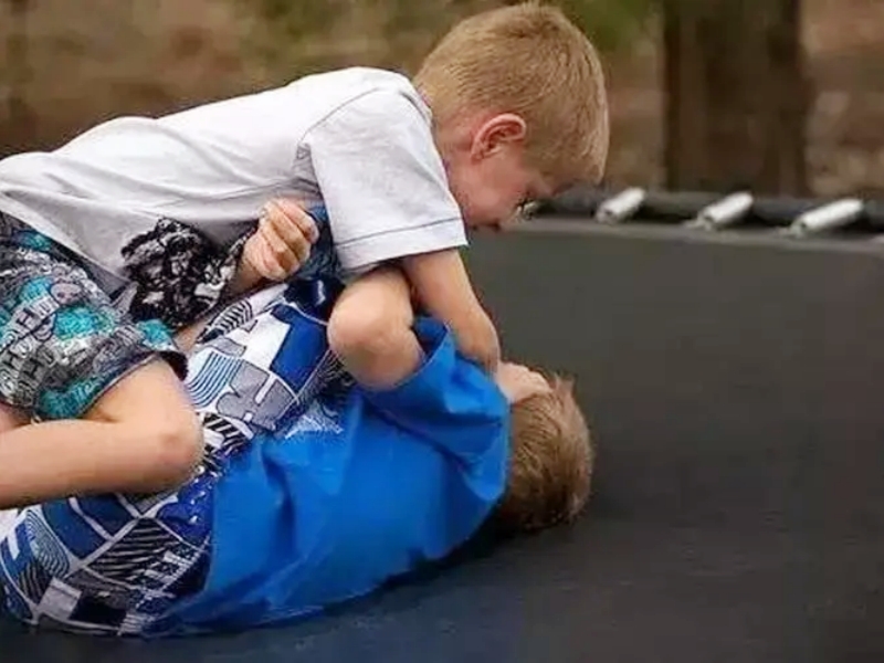 孩子打架斗毆,孩子愛(ài)動(dòng)手打人 孩子打架斗毆,孩子愛(ài)動(dòng)手打人