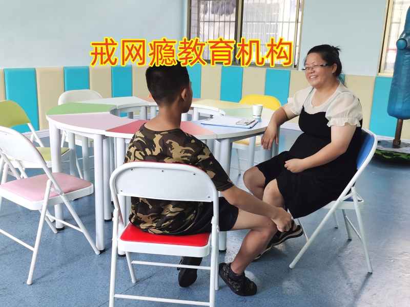 戒網(wǎng)癮學(xué)校,孩子黑白顛倒 戒網(wǎng)癮學(xué)校,孩子黑白顛倒