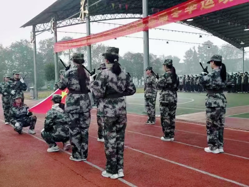 新起點教育專門學校周一升旗例會