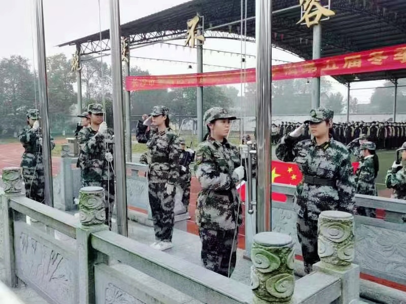 新起點教育專門學校周一升旗例會