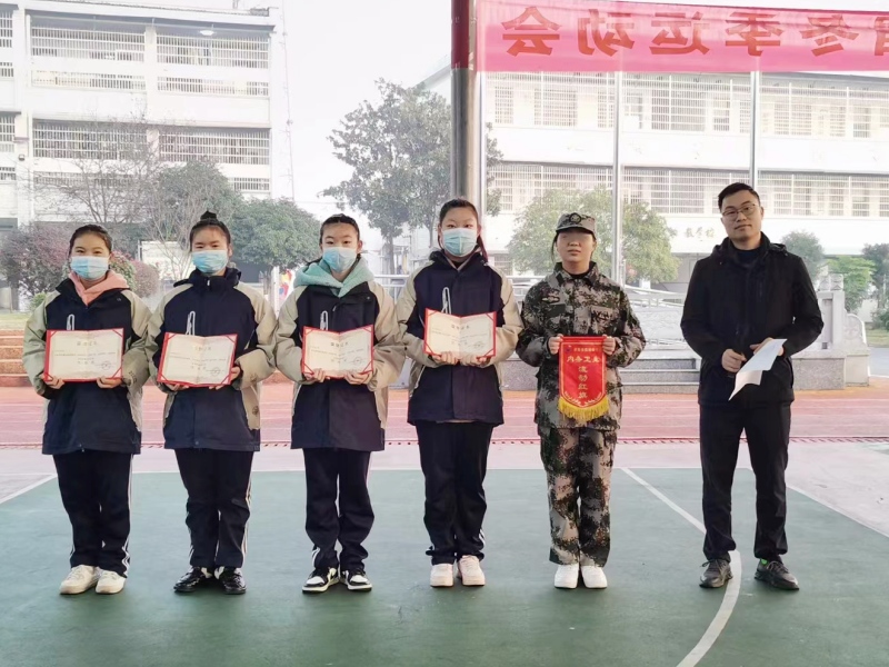 新起點教育專門學校周一升旗例會