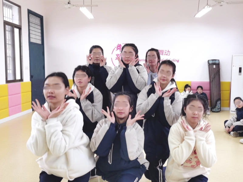 新起點教育專門學校緊張備戰元旦匯演活動