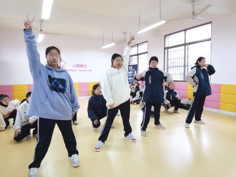 新起點教育專門學校緊張備戰元旦匯演活動