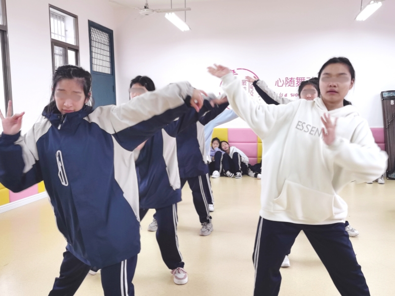 新起點教育專門學校緊張備戰元旦匯演活動