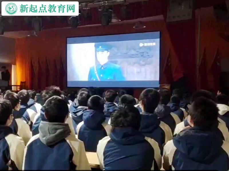 新起點青少年特訓學校組織學生觀看建軍大業