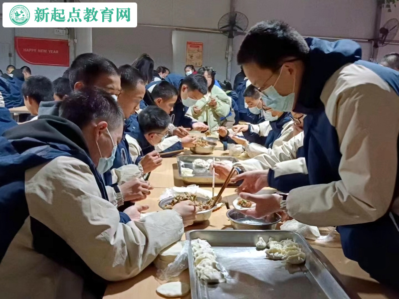 新起點叛逆孩子特訓學校新年組織孩子包餃子共享團圓 新起點叛逆孩子特訓學校新年組織孩子包餃子共享團圓