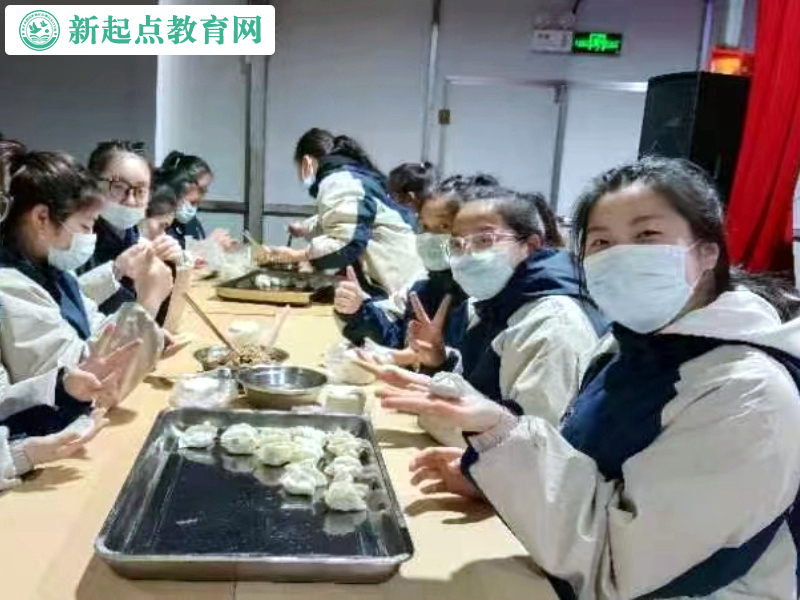 新起點叛逆孩子特訓學校新年組織孩子包餃子共享團圓 新起點叛逆孩子特訓學校新年組織孩子包餃子共享團圓