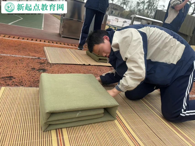 新起點叛逆孩子學校進行疊被訓練