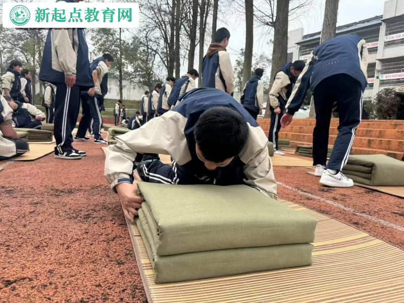 新起點叛逆孩子學校進行疊被訓練