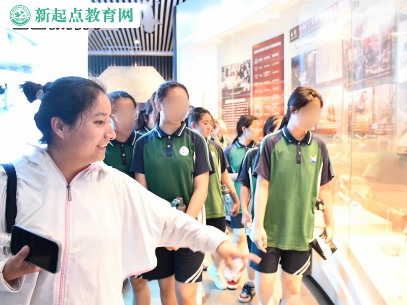 新起點教育專門學校組織學生參觀雷鋒紀念館