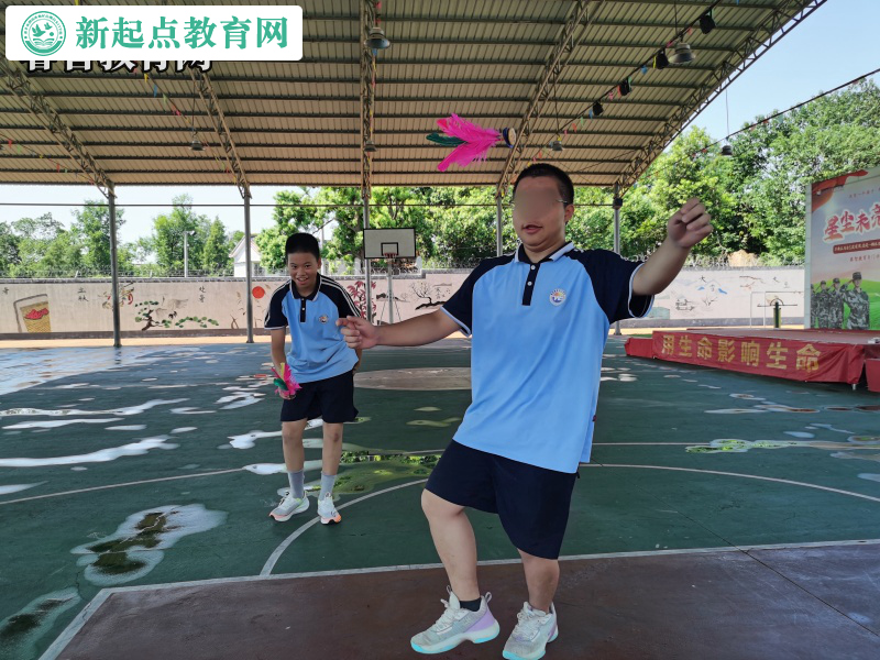 管教叛逆孩子學校組織學生們踢毽子活動